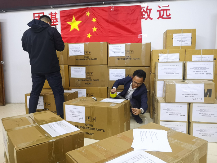 孟加拉N8改擴(kuò)建項(xiàng)目7標(biāo)工作人員正在打包準(zhǔn)備支援武漢的醫(yī)療物資。馬洪強(qiáng) 攝.jpg