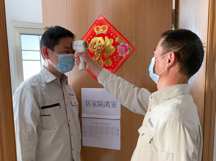 深中通道S04合同段專職醫生為劉建波（左）檢測體溫.jpg