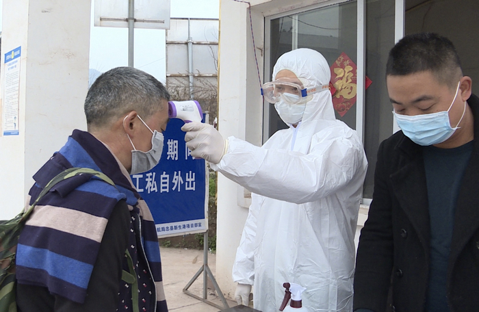 重慶忠縣新生港項(xiàng)目返崗人員體溫檢測.jpg