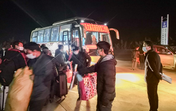 1 文麻高速項(xiàng)目包車(chē)接工返崗 (8).jpg